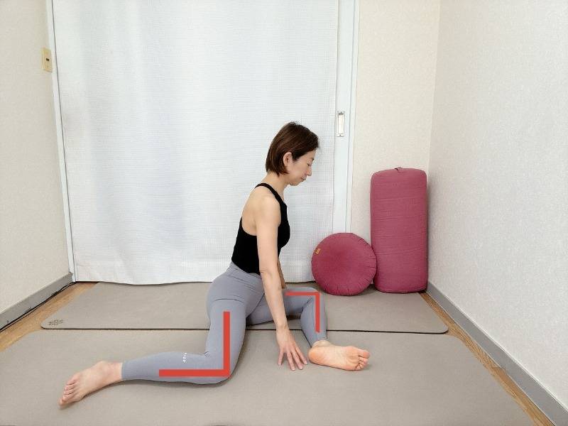 左脚を前、右脚を後ろにして、膝を90度に曲げて座った体勢