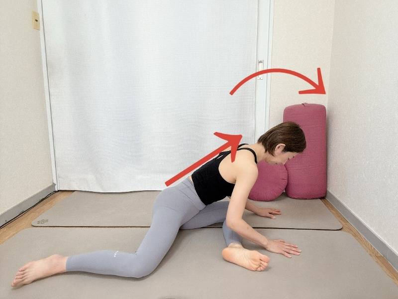 左脚を前、右脚を後ろにして、膝を90度に曲げて座り、背中を伸ばして上体を前に傾けた体勢