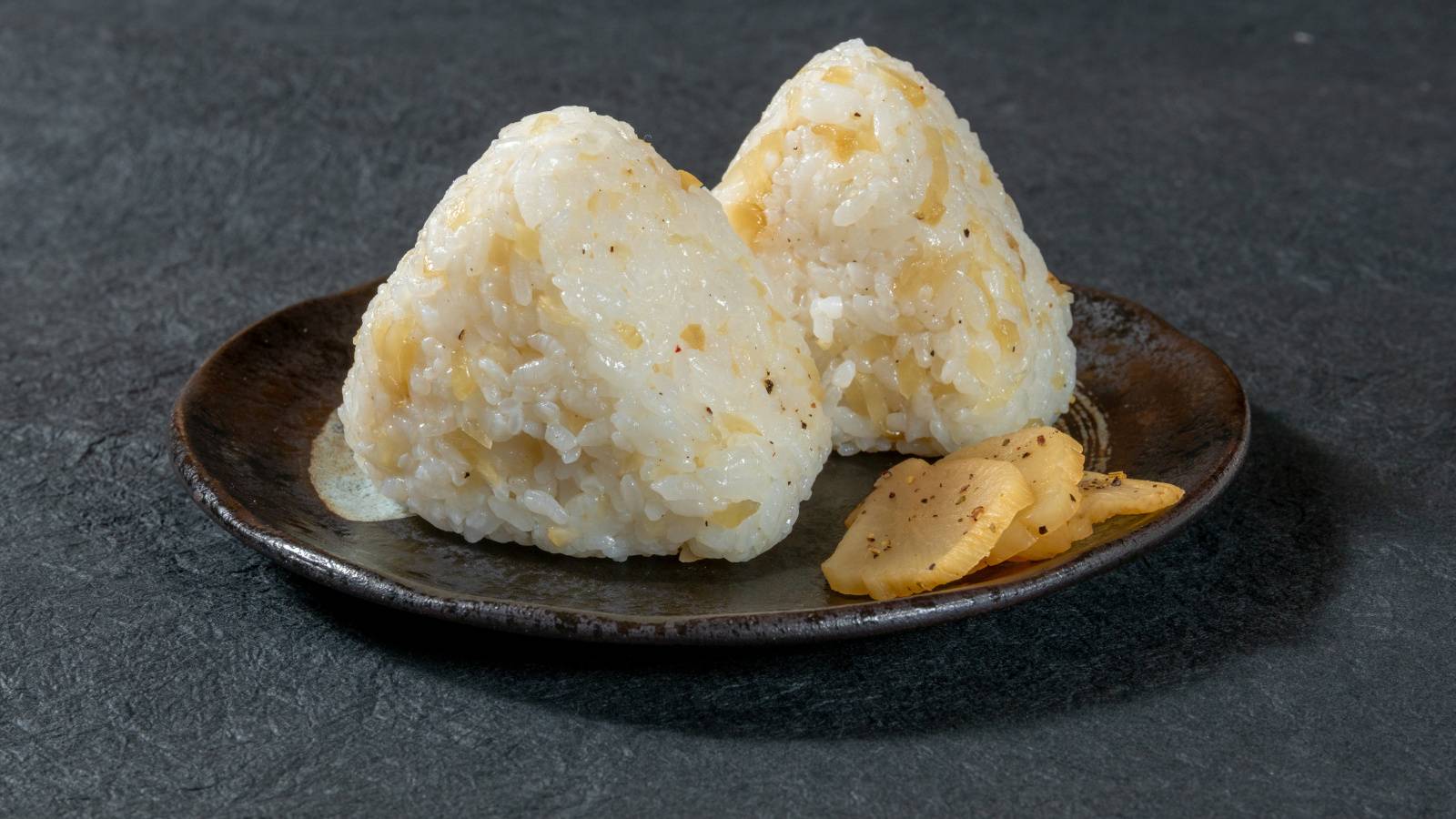 ビタミンC不足を防ぐ！朝、おにぎりと組み合わせると良い食材とは？｜管理栄養士が解説