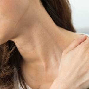 肩をもんでも治らない40代の"ガチ肩こり"。胸郭の硬さが関与している可能性とその解消方法