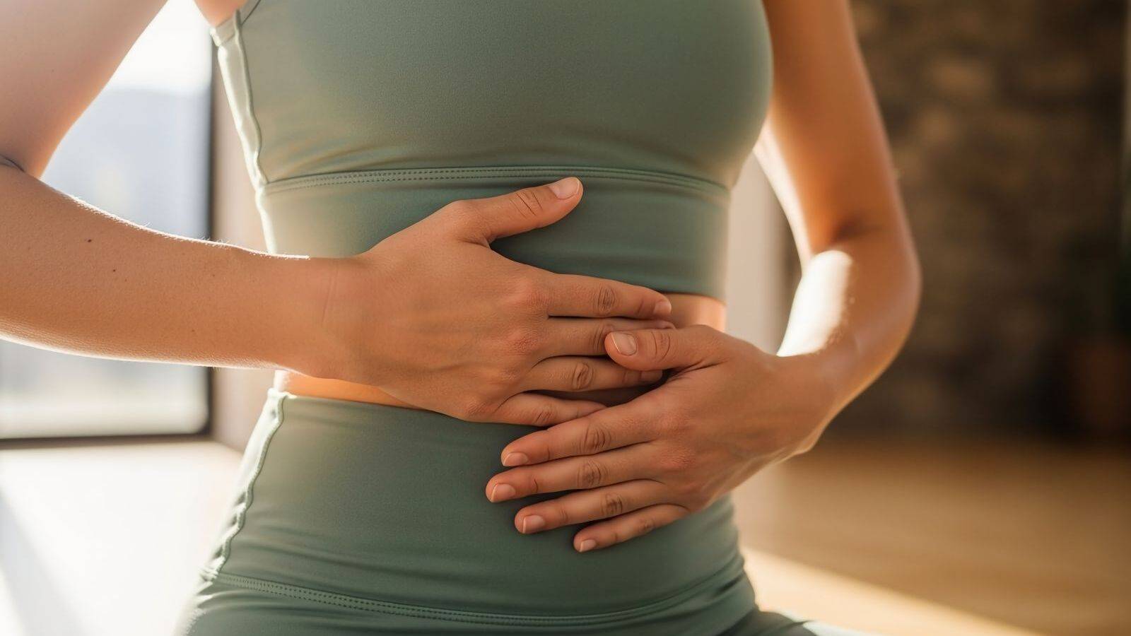 「姿勢を意識してるのに背すじが伸びない…」その原因は“骨盤が立っていないこと”。正しい姿勢につながる骨盤チェック法