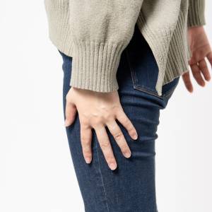 前ももの張りと腰のハリが同時にスッと抜ける。仰向けで伸びる“前もも深部ストレッチ”