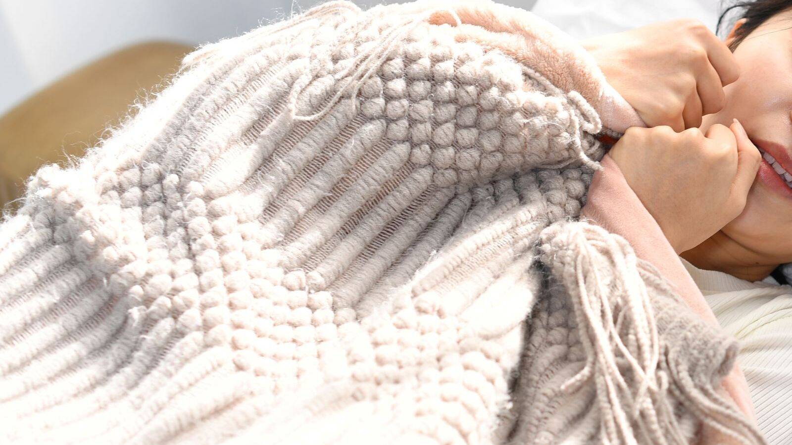 冬こそ重要！ぬくぬくしながら体の目を覚ましていける「寝ながらできる寝起きストレッチ」