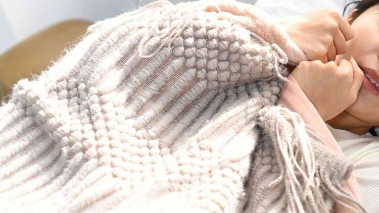 冬こそ重要！ぬくぬくしながら体の目を覚ましていける「寝ながらできる寝起きストレッチ」