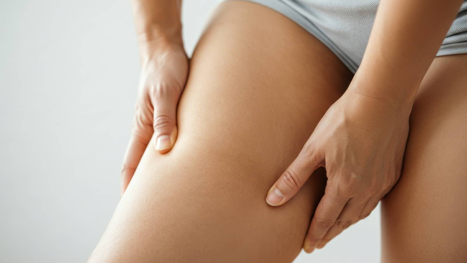 【冬に脚が太くなりやすい原因はコレ】「硬くなった前もも」がスッーとほぐれる“壁もも伸ばし”ストレッチ