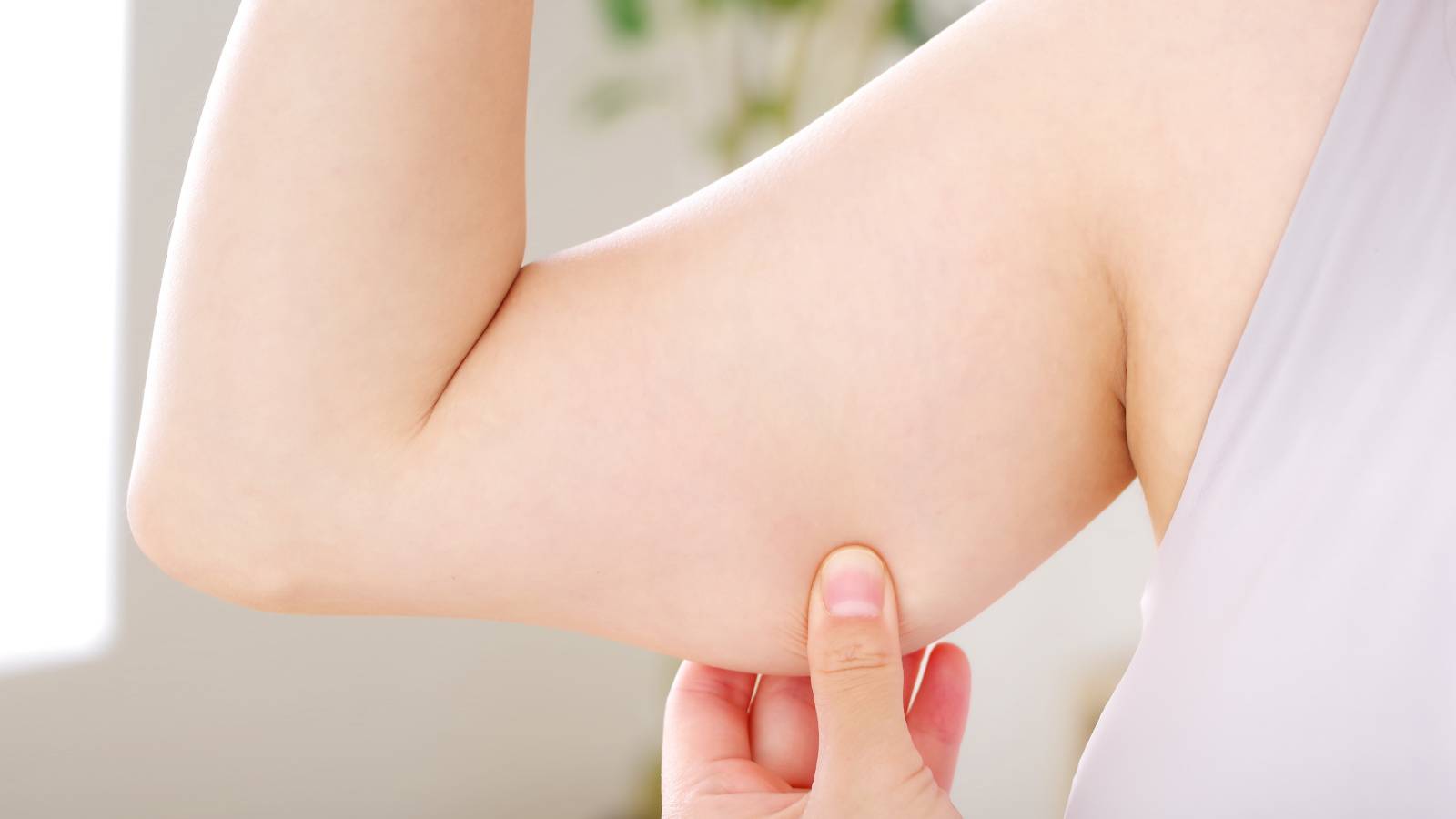 二の腕がたるむのは"肩の前側が固い"から？腕がスッと細見えする肩ほぐしストレッチ