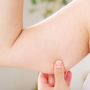 二の腕がたるむのは"肩の前側が固い"から?腕がスッと細見えする肩ほぐしストレッチ