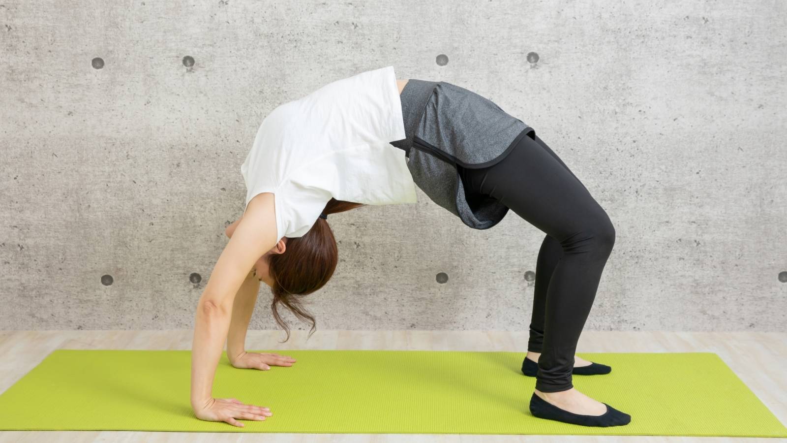 「たった1回できたら体年齢マイナス10歳」ブリッジ出来ない人は要注意…その理由は？