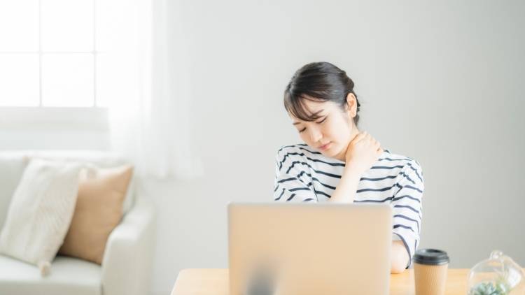 ガチガチの首を揉んでも治らない人必読→寝たままコリをほどく簡単セルフケア