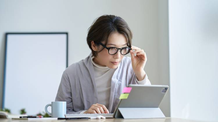 眼科検査では異常なし。でも見えづらい。急増する『スマホ老眼』の正体とは｜医師が解説