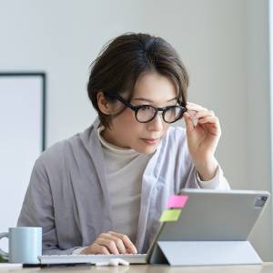 眼科検査では異常なし。でも見えづらい。急増する『スマホ老眼』の正体とは｜医師が解説