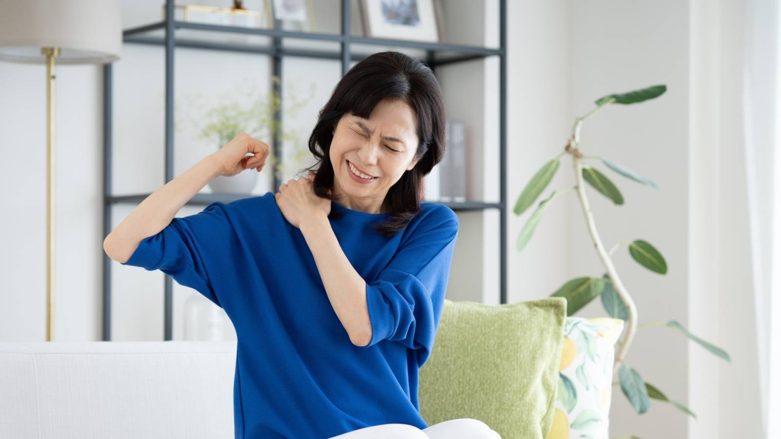 座ったままでバキバキの肩が軽くなる｜年末の忙しい時期に効く！簡単ストレッチ