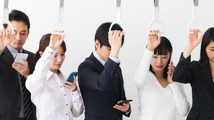 骨には異常なし。でも親指が痛いのは『テキストサム症候群』かも？意外な原因は｜医師が解説