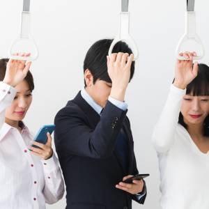 骨には異常なし。でも親指が痛いのは『テキストサム症候群』かも？意外な原因は｜医師が解説