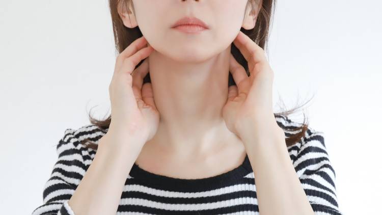 検査は問題なし。でも頭が重い・肩がガチガチ…原因は“首の角度”かも｜今日からできる5つのリセット