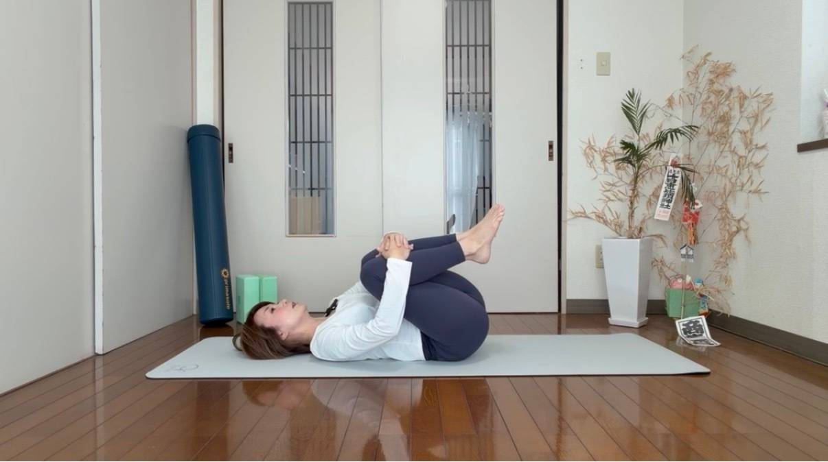 腰から背中ほぐしストレッチ