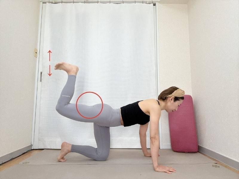 四つ這いから片膝を曲げ、かかとを突き出し上下に動かす大殿筋とハムストリングスのエクササイズ