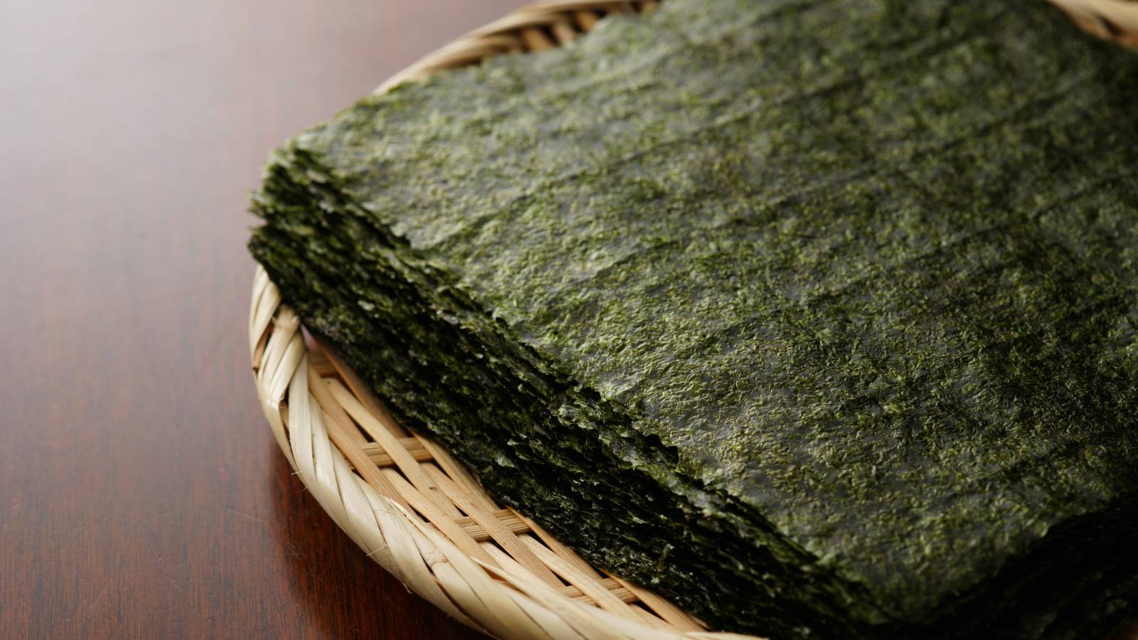 1枚添えるだけ！ミネラルと食物繊維がたっぷり・抗酸化成分でアンチエイジング「焼きのり」が老化ケアに役立つ理由