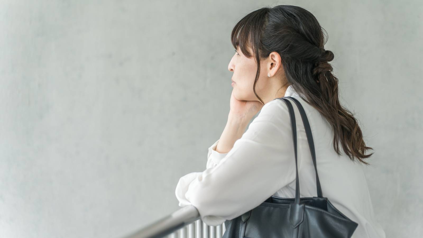 「気疲れしがちな人」の特徴とは？心のケアと柔軟な捉え方の練習で、人付き合いで疲れにくい自分へ｜心理士が教える