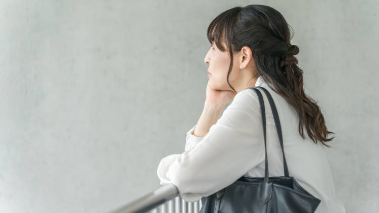 「気疲れしがちな人」の特徴とは?心のケアと柔軟な捉え方の練習で、人付き合いで疲れにくい自分へ|心理士が教える