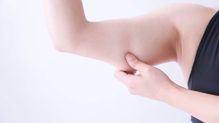 肩甲骨が硬いと二の腕が太くなる。二の腕すっきり!固まった肩甲骨を動かす脇腹スライド伸ばし