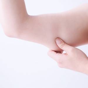 肩甲骨が硬いと二の腕が太くなる。二の腕すっきり!固まった肩甲骨を動かす脇腹スライド伸ばし