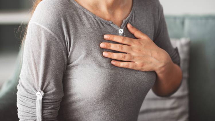 深く息が吸えない人は"肋骨が固まっている"。姿勢が変わり呼吸がラクになる"肋骨ほぐし"