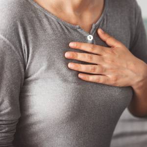 深く息が吸えない人は"肋骨が固まっている"。姿勢が変わり呼吸がラクになる"肋骨ほぐし"