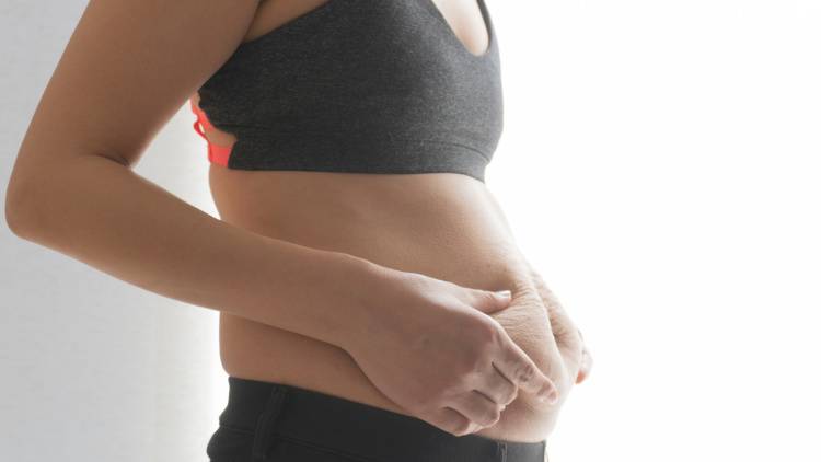 猫背で背中が丸くなると"お腹が前に出る"。40代のスタイルが若返る背骨リフトエクサ