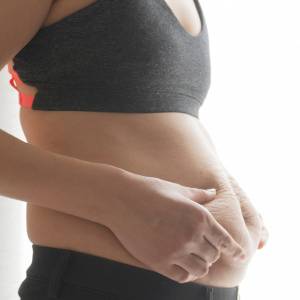 猫背で背中が丸くなると"お腹が前に出る"。40代のスタイルが若返る背骨リフトエクサ