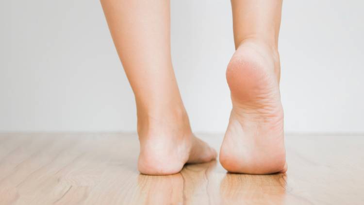 かかとが硬い人は"ふくらはぎが働いていない"。40代の歩き方が軽くなる簡単ほぐし