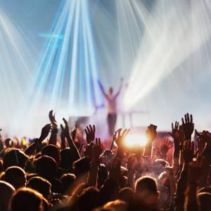 【名声が命を奪う】公の注目を浴びる人々の健康リスクと介入の必要性を研究結果が示唆