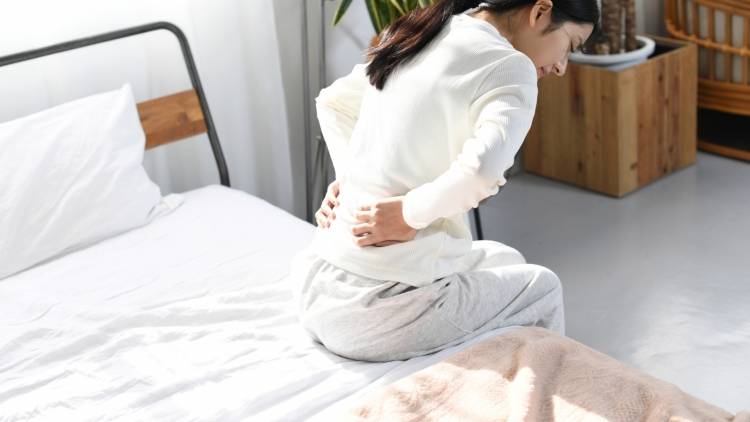 目覚めた後に感じるガチガチ腰まわりを劇的改善!起き上がる前にできる股関節&お尻ほぐしストレッチ