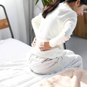 目覚めた後に感じるガチガチ腰まわりを劇的改善！起き上がる前にできる股関節＆お尻ほぐしストレッチ