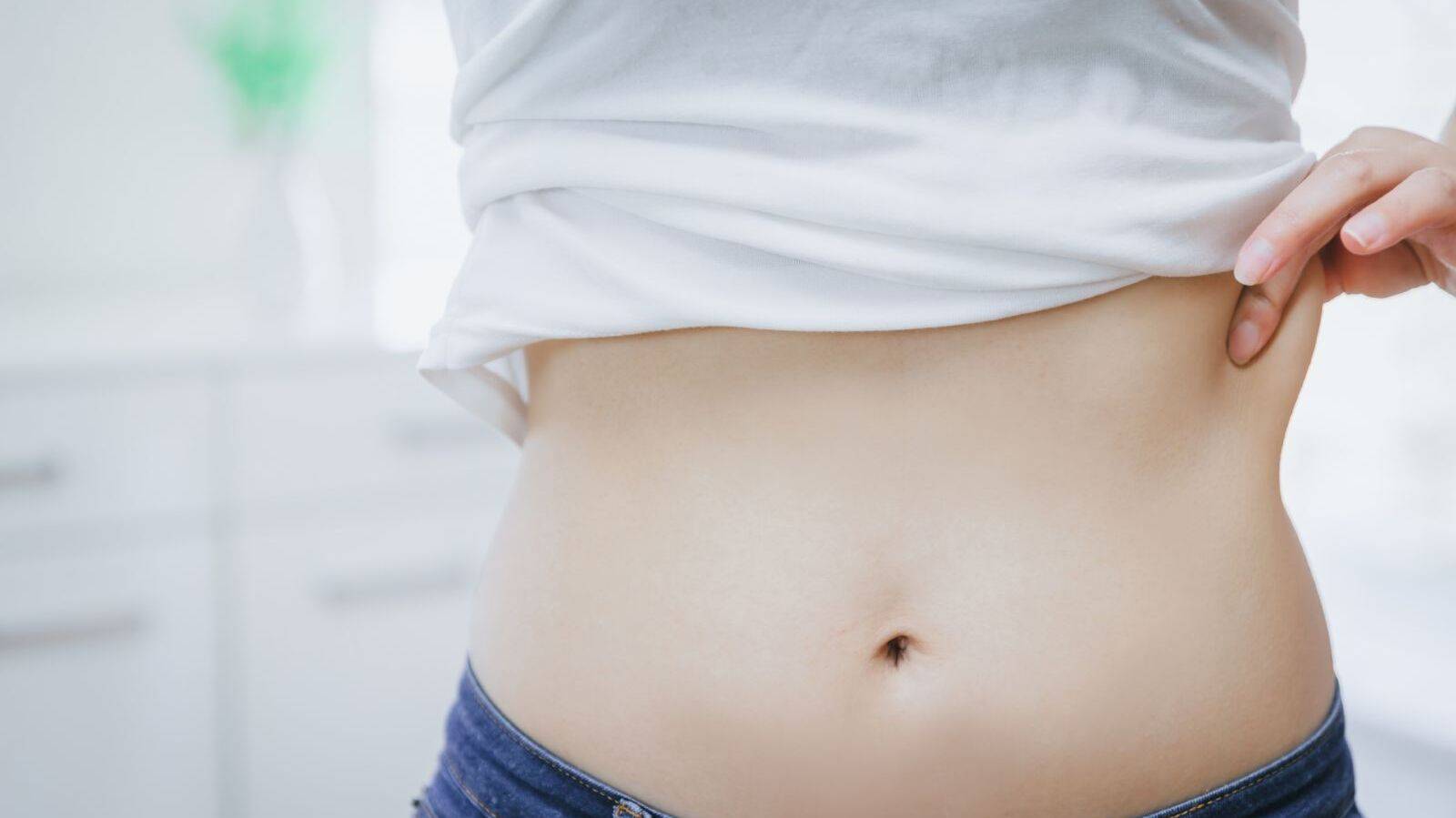  【意外】どうしても凹まなかった下腹ぽっこりの本当の原因は上半身のあの骨だった！お腹が凹むストレッチ３選 