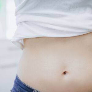 【意外】どうしても凹まなかった下腹ぽっこりの本当の原因は上半身のあの骨だった！お腹が凹むストレッチ３選