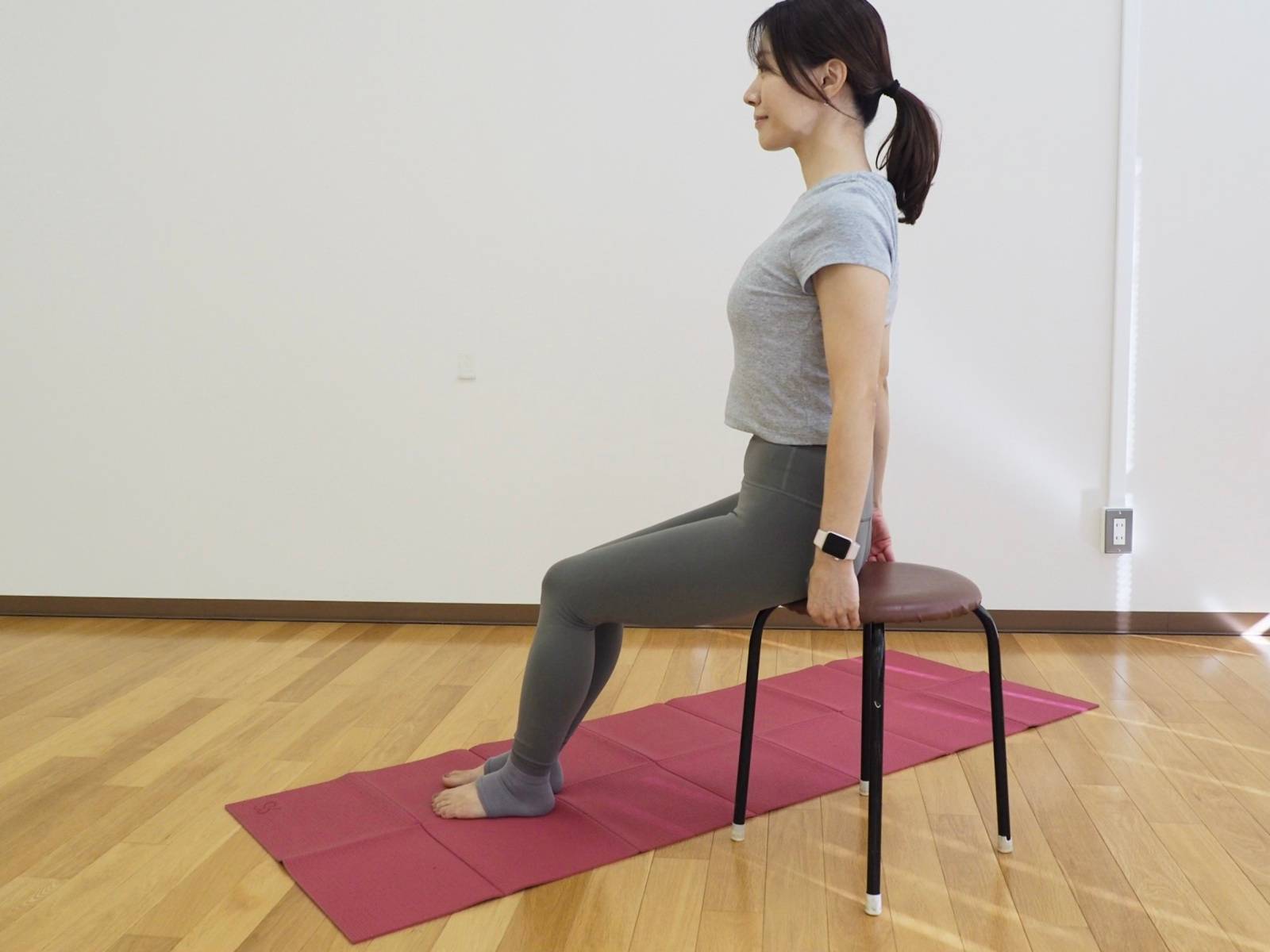 オフィス：椅子ストレッチ①