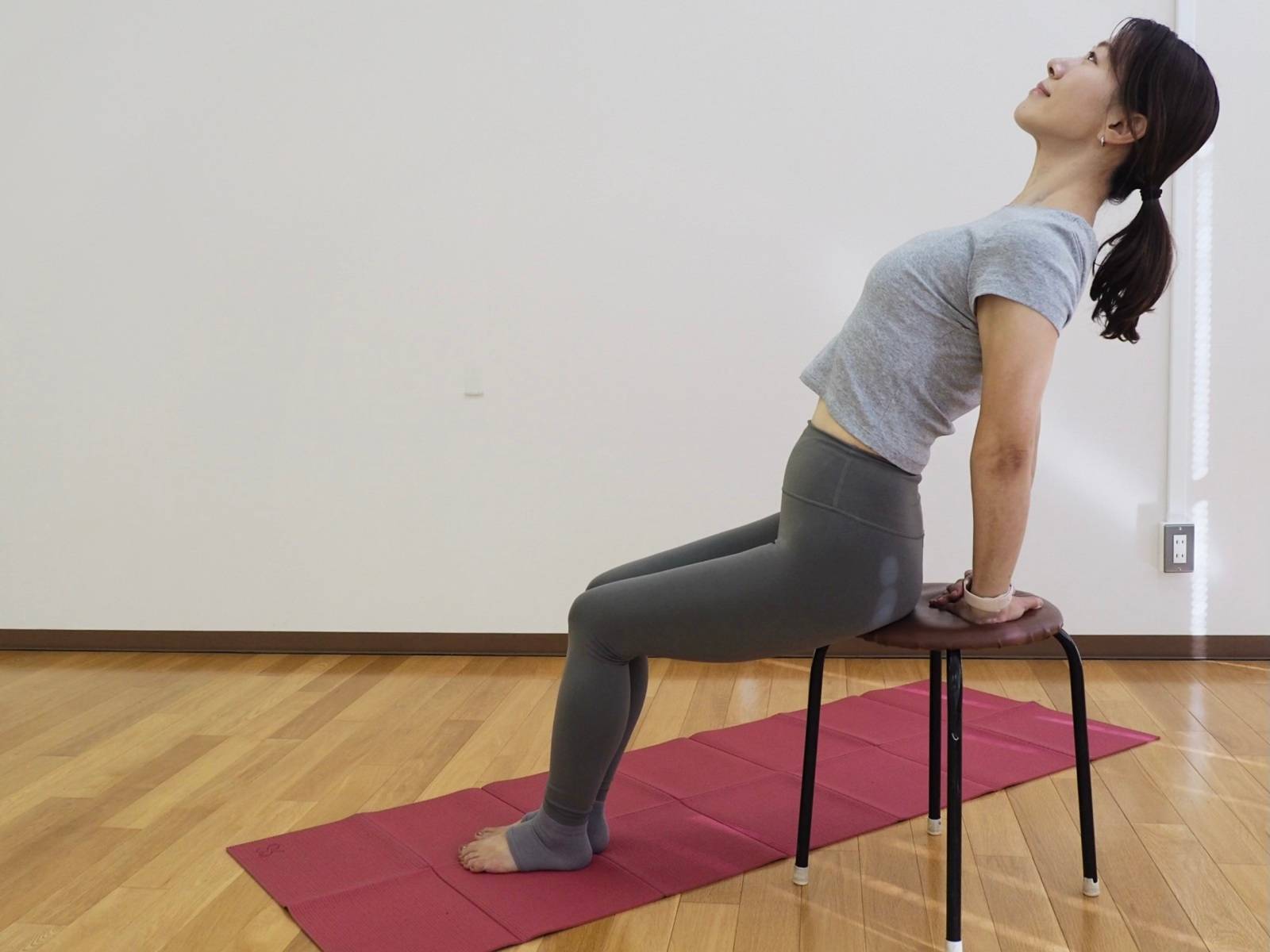 オフィス：椅子ストレッチ③