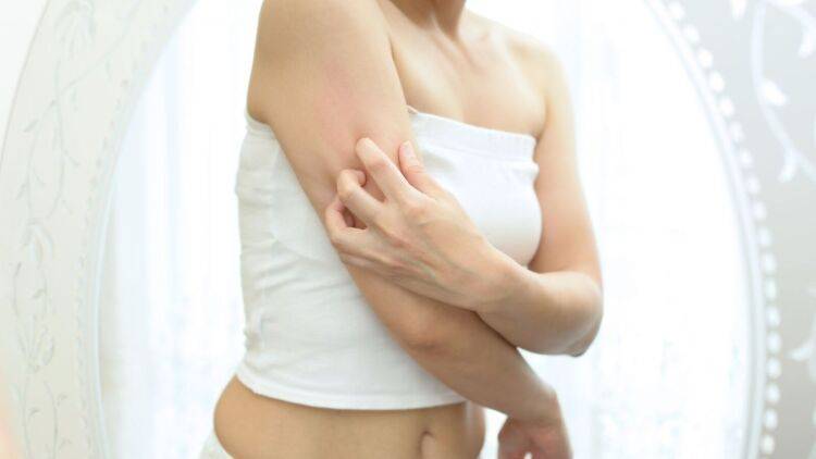 二の腕と背中のぜい肉を同時に引き締める!腕をふるだけ「上げ×寄せエクサ」