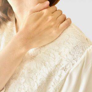 「いつも肩や首が重い…」→〈うつ伏せ〉で簡単に調整できる！首のポジション改善エクサ