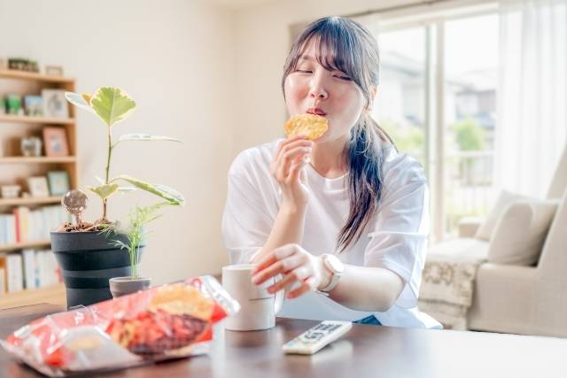 おやつを食べる女性