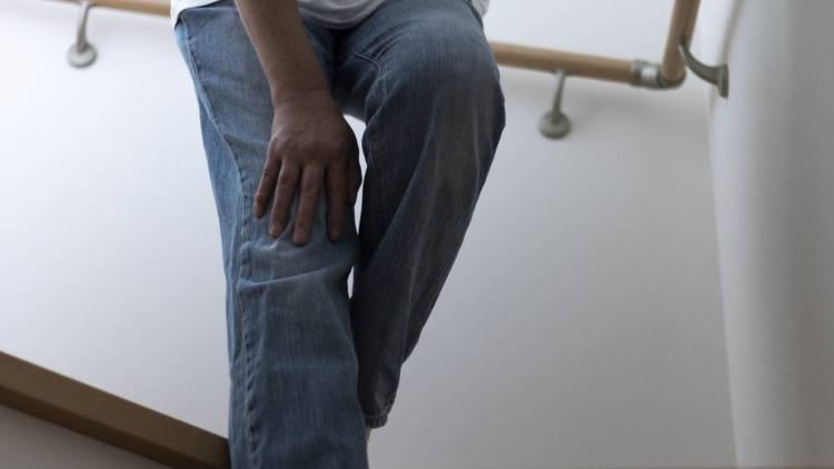 40代からの〈膝の不安〉対策|階段の昇り降りがラクになるタオルつぶしエクササイズ