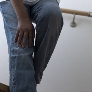 40代からの〈膝の不安〉対策|階段の昇り降りがラクになるタオルつぶしエクササイズ