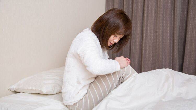 「朝の1歩目」がピキーン！起き上がる時の膝の痛み「朝のこわばり」を柔らげるセルフマッサージ