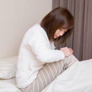 「朝の1歩目」がピキーン！起き上がる時の膝の痛み「朝のこわばり」を柔らげるセルフマッサージ