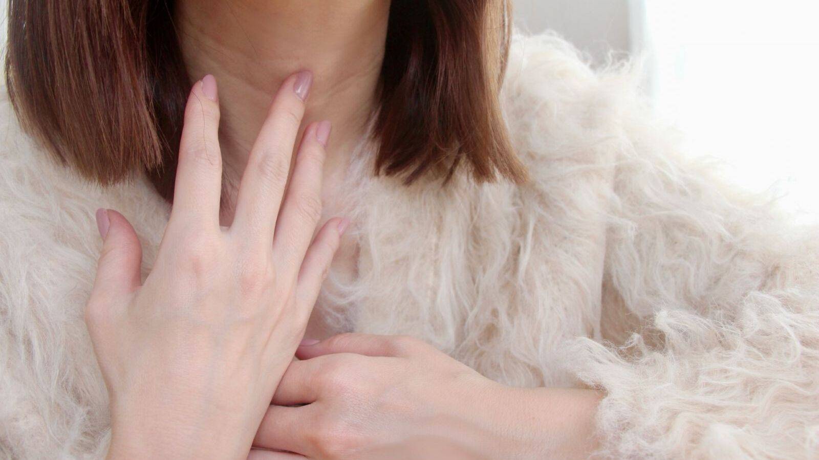  【知らないと損】フェイスラインがモヤッとする首の年齢サインを止める40代の若返りルーティンとは？ 