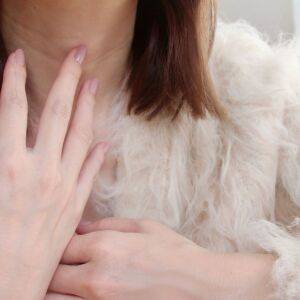 【知らないと損】フェイスラインがモヤッとする首の年齢サインを止める40代の若返りルーティンとは？