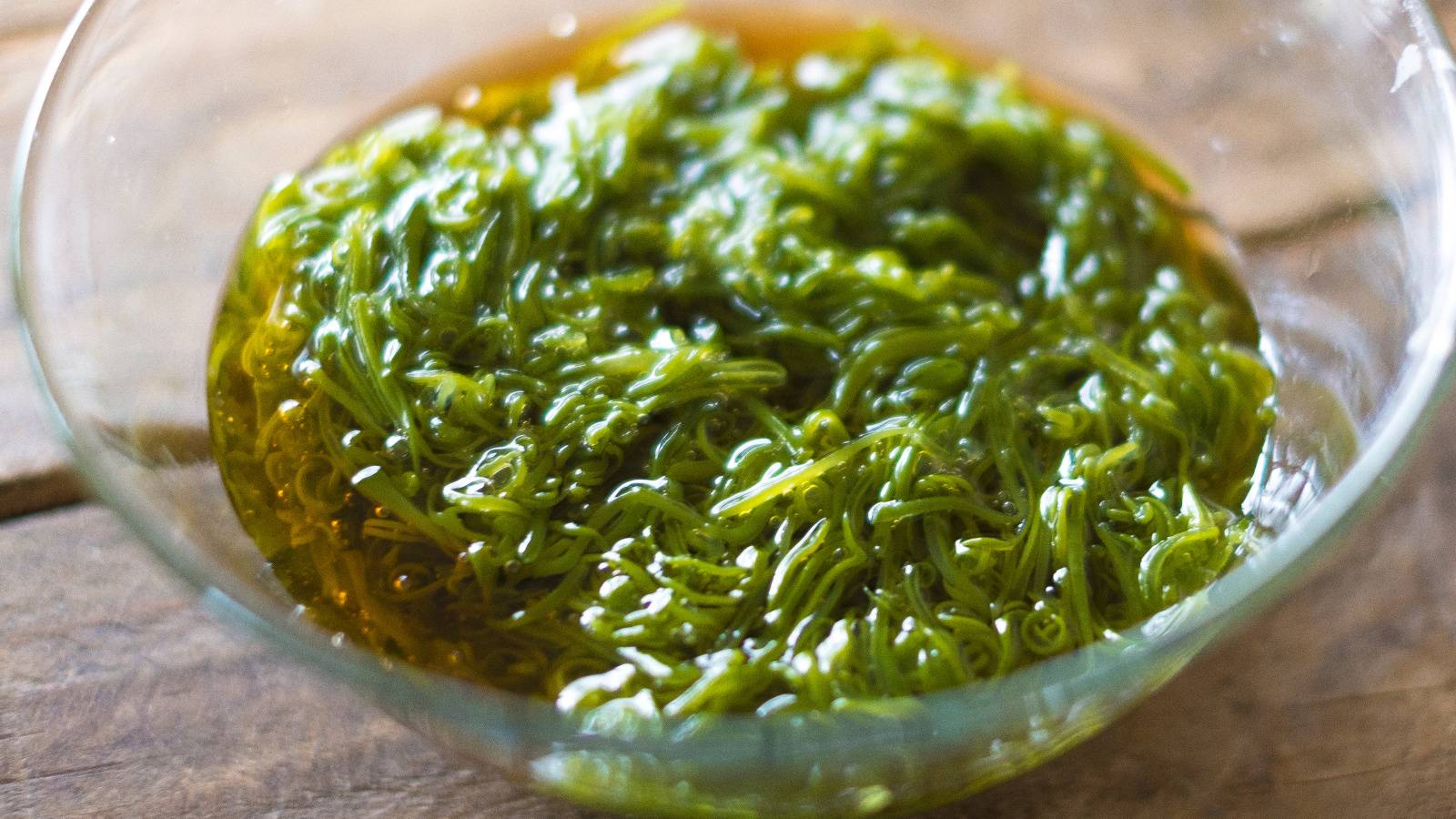 夜めかぶを食べるだけ！みるみる痩せ体質に変わる「めかぶ」の食べ方｜管理栄養士が解説