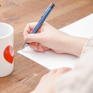 「書くこと」で得られる心理的なメリットとは?「ジャーナリング」の具体的な取り組み方