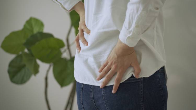 腰痛がなかなか良くならない人は股関節が硬い?寝ながらラクにゆるめる股関節ストレッチ